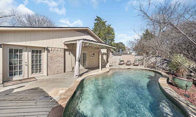Lake Highlands House | Elegant Ranch Escape + Pool