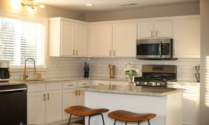 Dallas House | Elegant & Renovated Family Space-King Size Bed