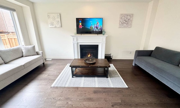 Brampton House | Elegant Retreat near Toronto Airport & Downtown