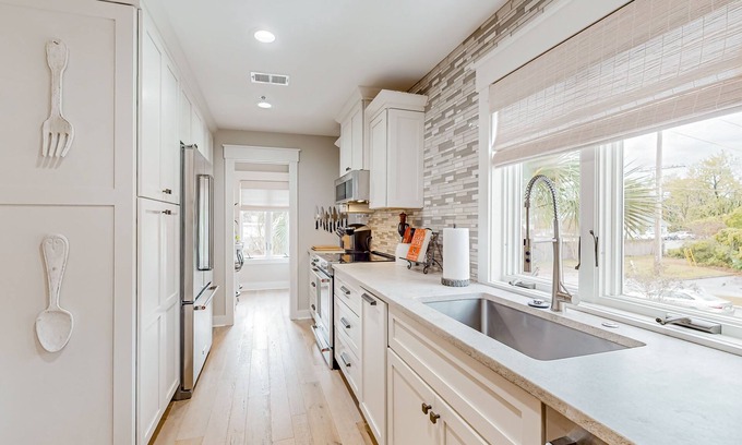 Bluffton Apartment | Elegant retreat near the sea with a covered balcony, chef's kitchen, W/D, & AC