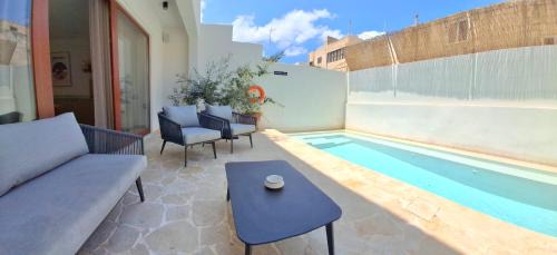 Sliema House | Elegant Retreat with Private Pool & Parking