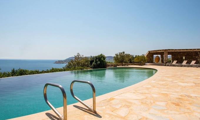 Kalafatis Villa | ELEGANT SEASIDE VILLA, INFINITY POOL, STUNNING VIEWS, EASY ACCESS TO 3 BEACHES