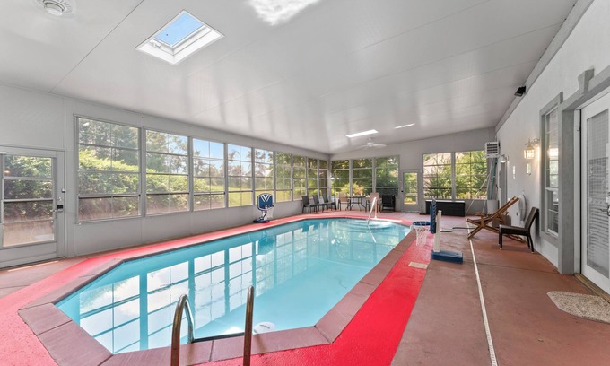 Sevierville House | Elegant Sevierville estate with private grounds and indoor pool