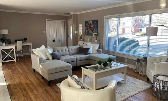 Harper Woods House | Elegant & spacious 3/2 Gem in Harper Woods