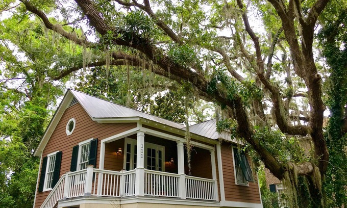 King City Cottage | Elegant St. Simons Island Honeymoon Beach Cottage near Pier Village