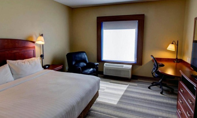 Sioux City House | Elegant Style for Leisure Travel! W/ Hot Tub
