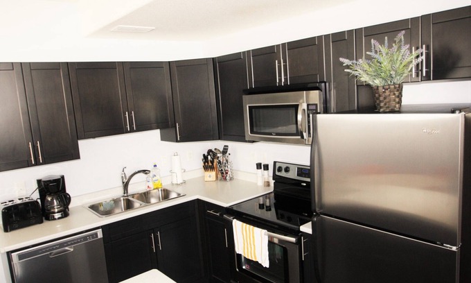 Saskatoon Apartment | Elegant Suite near Airport 2Bd, 1BR, Parking - Two Bedroom Apartment, Sleeps 6