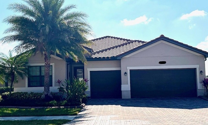 Gran Paradiso House | Elegant Sunny Florida Vacation Home in Resort Style Community