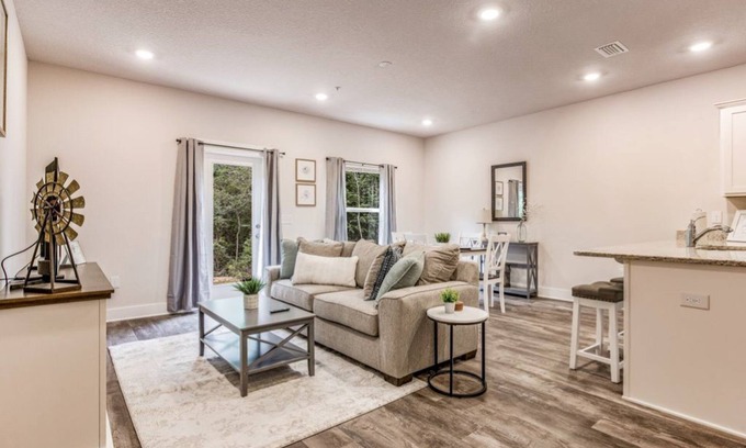 Pine Forest House | Elegant townhome + oversized luxury pool