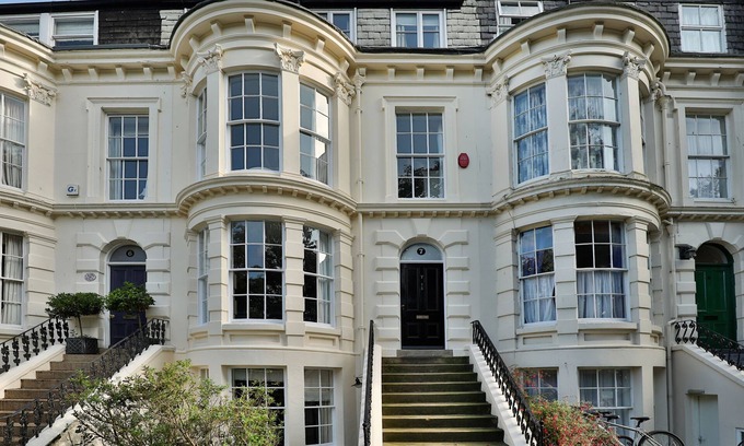 Scarborough House | Elegant Townhouse, Sleeps 12, Close beach/town, 4 bath/showers, Sky Sports