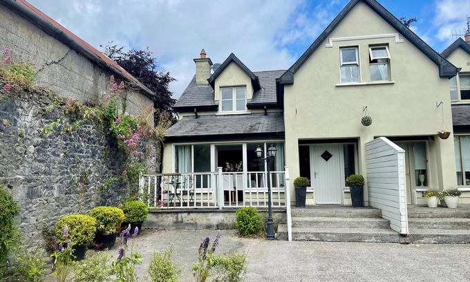 Birr House | Elegant townhouse steps from historic Birr Castle Demense