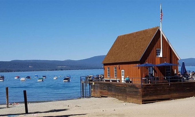 Chamberlands House | Elegant Updated Chamberlands 4/4 ~ Large Kitchen with Center Island~King Master Suite