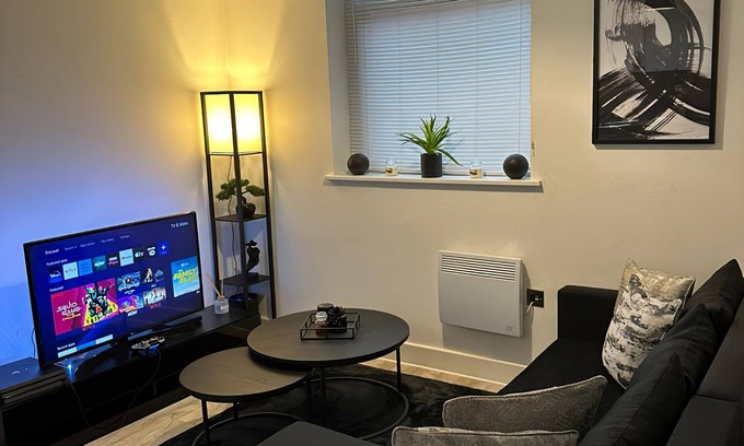 Bloxwich Apartment | Elegant Urban Retreat: Ideal for Families, Couples, and Solo Adventurers.