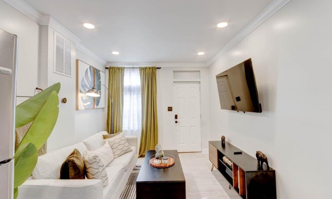 Canton Villa | Elegant Urban Retreat - Walk To Patterson Park