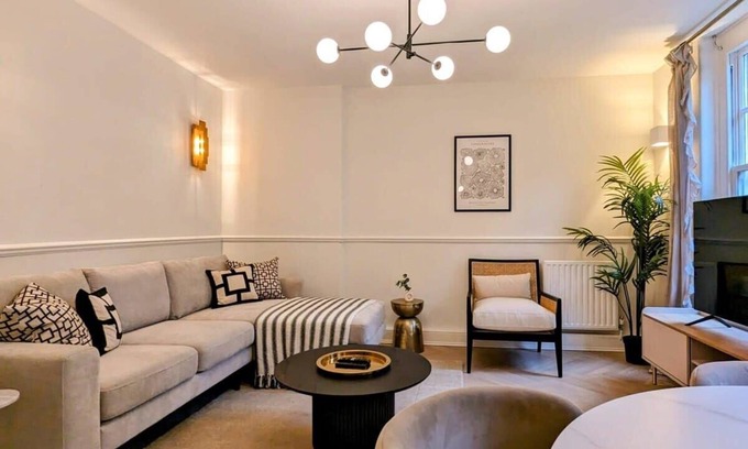 Farringdon Apartment | Elegant Victorian Apartment in Farringdon