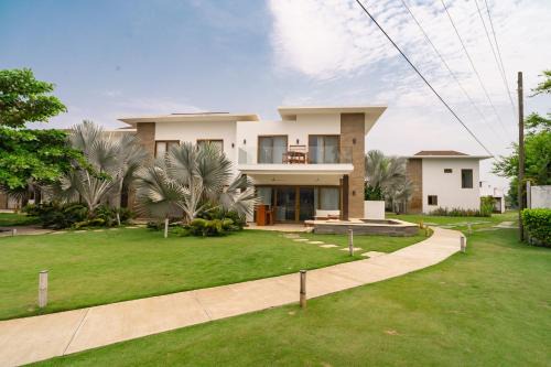 Monterrico Villa | Elegant Villa with Poolfront View