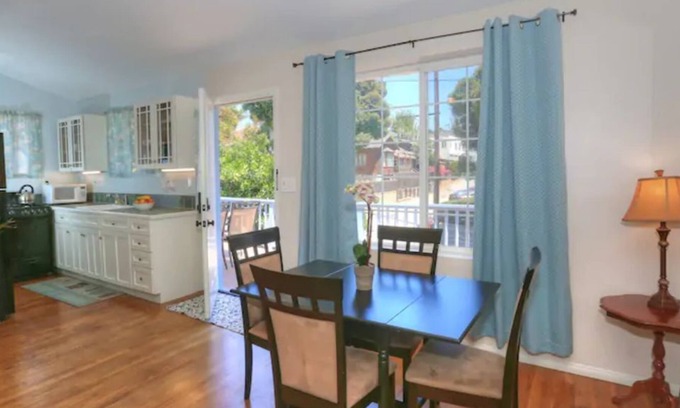 Oak Park House | Elegant. Walk Downtown. King Bed. Bikes! Skylight!