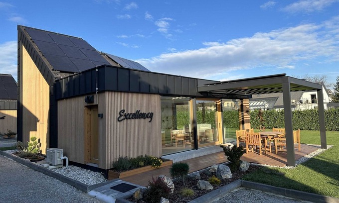 Sencur House | Elegant Warm Bliss Hideaway Escape Lodge - Holiday Home with Hot-Tub and Sauna