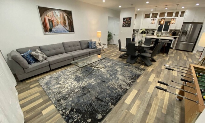 North Hollywood House | ELEGANT, WELL-APPOINTED 3-BEDROOM HOME WITH PRIVATE HOT TUB BUILT IN 2020 (p26)