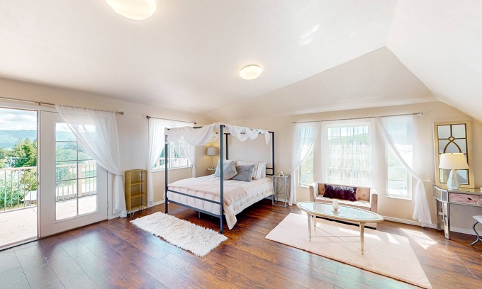 Penngrove House | Elegant wine lover's acreage with patio, chef's kitchen, & AC - dog-friendly