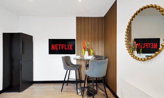 Castleford House | Elegant Yorkshire Abode - Great Location - Sleeps 19