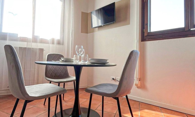 Calderara di Reno Apartment | Elegante Appartamento con Parcheggio Vicino All'aeroporto e al Centro di Bologna