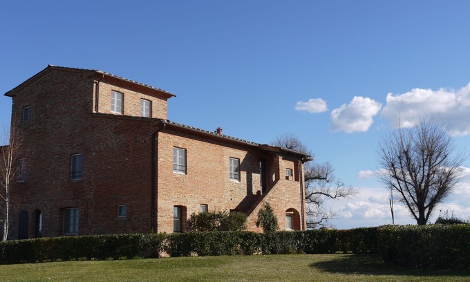 Marciano della Chiana House | Elegante Casa di Campagna con Torretta e Piscina