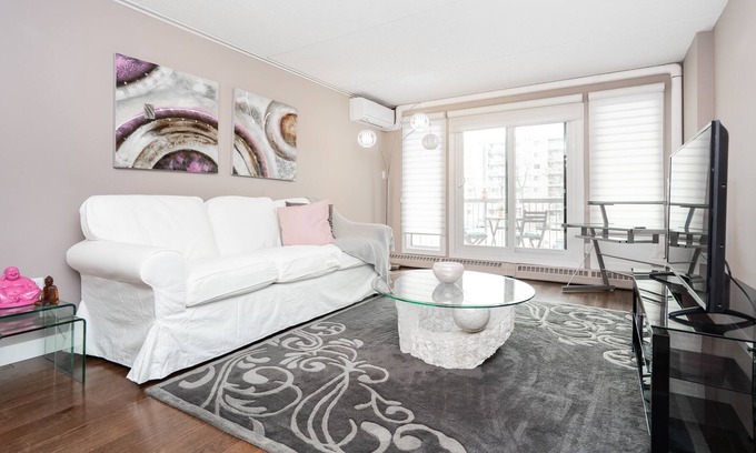 Fort Gary Apartment | Elegantly Designed 2 Bedroom Condo (Parking)
