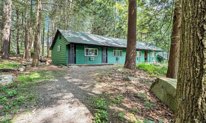 Canadensis House | Elements Pocono Modern | Firepits | Pet Friendly