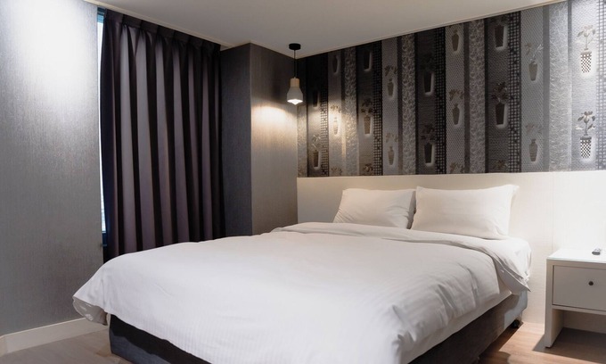 East District House | ElEnce Hotel