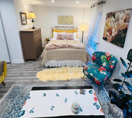 Astoria Heights Apartment | Eleni’s Charming Studio