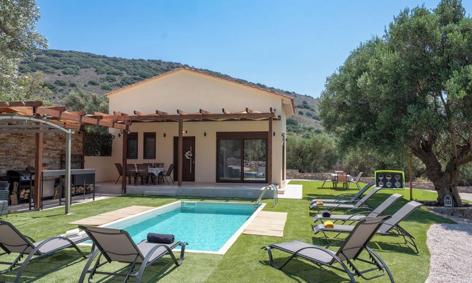 Agios Nikolaos Villa | Eleolithos Villa olive & pool