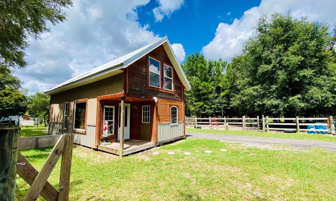 Harold Cottage | ELET Cottage, Horse Encounter - Farm Stay, Loft Cabin, 35 Mins to Beach