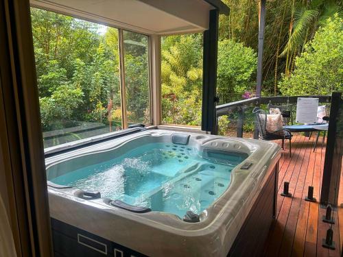 Montville House | ELEVATA VILLA Luxe Spa Jacuzzi - Wood Fire - Claw Bath - Pet Friendly