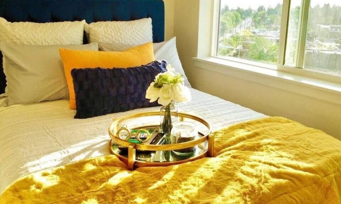 South Delridge Apartment | Elevated Elegance: Upscale Condo