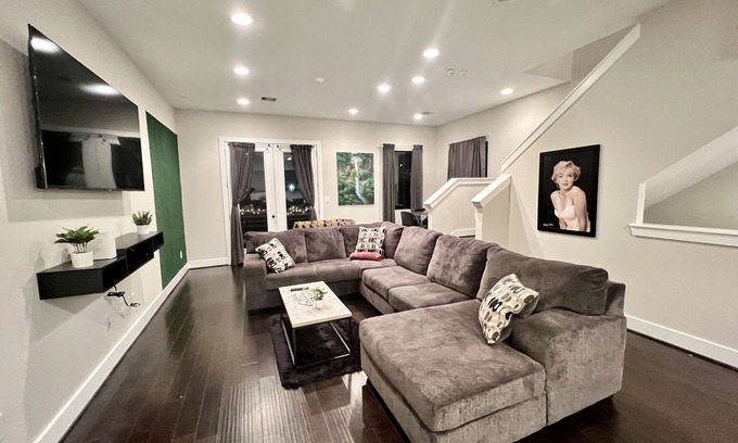 East Downtown Houston House | Elevated Living HTOWN SUITES Spacious East Downtown