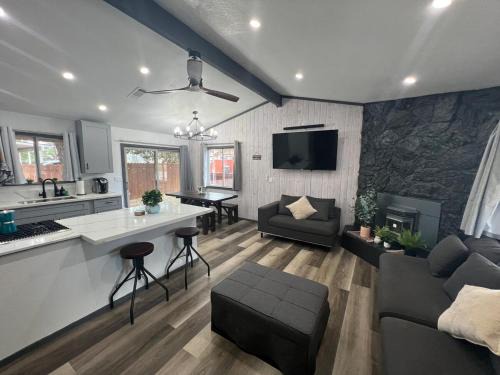 Woodlands House | Elevated Vibes AC Hot-Tub with Ping Pong!