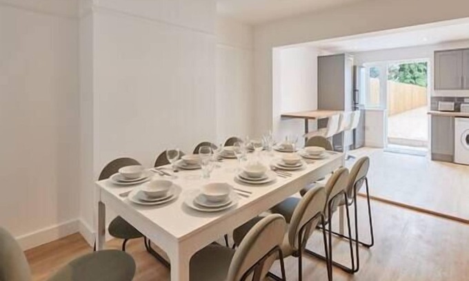 Cambridge House | Elfleda Stay | Modern 5 bedroom house