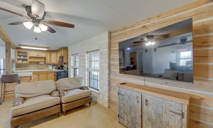 Elgin Cabin | Elgin Retreat at Charming Country Cabin!