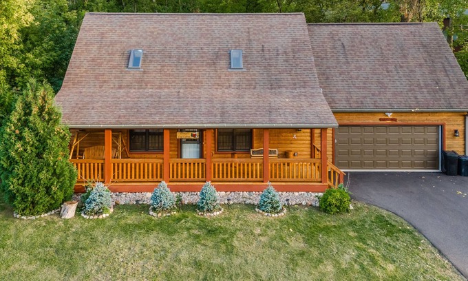 Baraboo Cabin | Elina’s Log Cabin, new on the market, steps from Devil’s Lake State Park.
