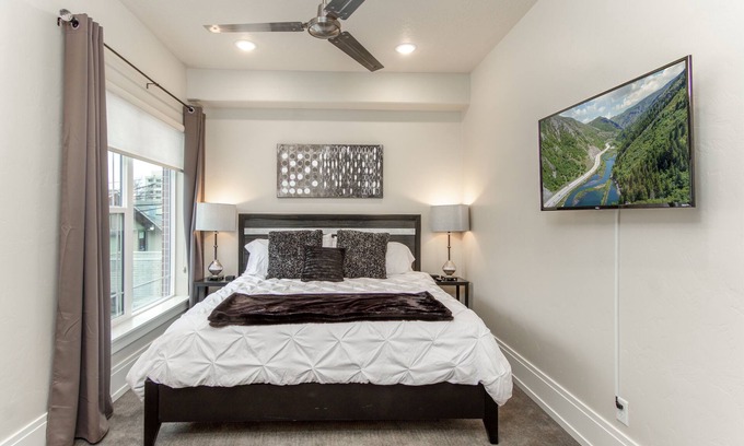 North Park Apartment | ★ Elite 1 Bedroom Suite ★ 400+Wi-Fi★King Bed★ BYU★