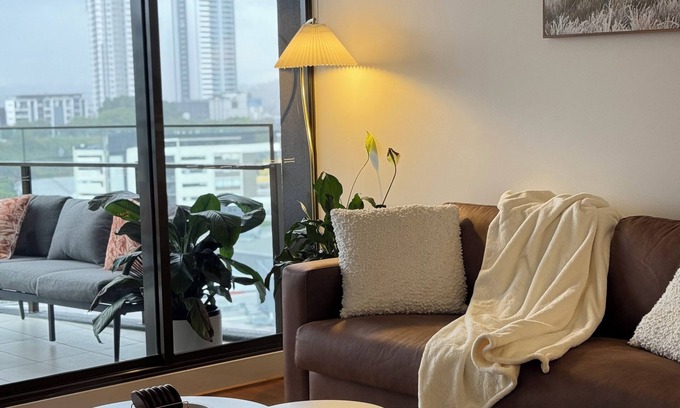 Newstead Apartment | Elite Stay- at THE DEAN’s PLACEnW/City & Sunset View Free private parking, Pool
