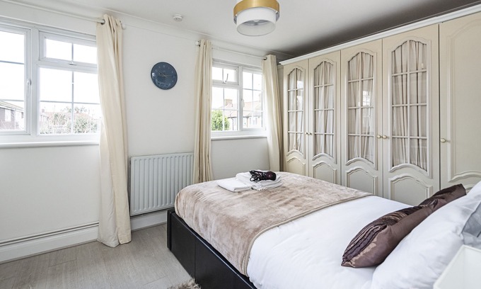 Redbridge House | Elitehomeuk 2 Bed House Free WiFi