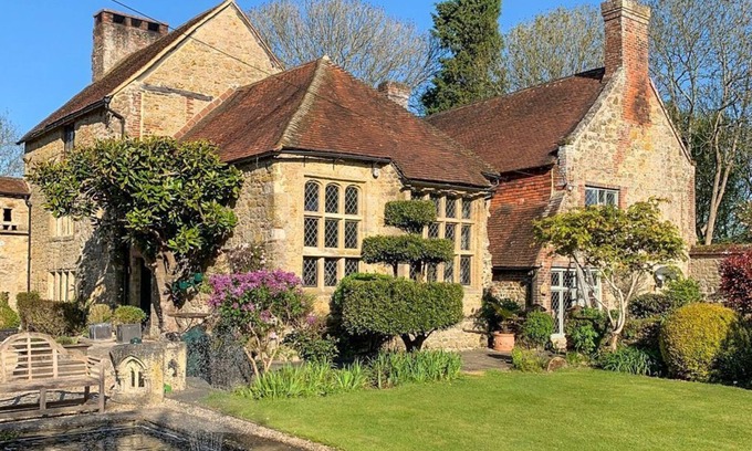 Pulborough Villa | Elizabethan Manor - Seven Bedroom Villa, Sleeps 14