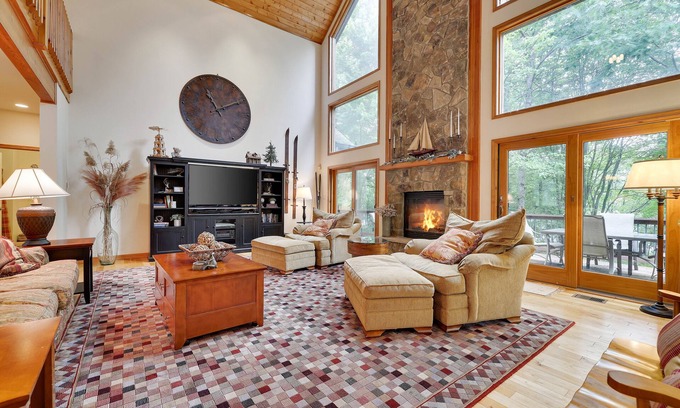 Briar Crest Woods House | Elk Hollow by AvantStay | Lakefront Chalet w/Game Room & Fire Pit