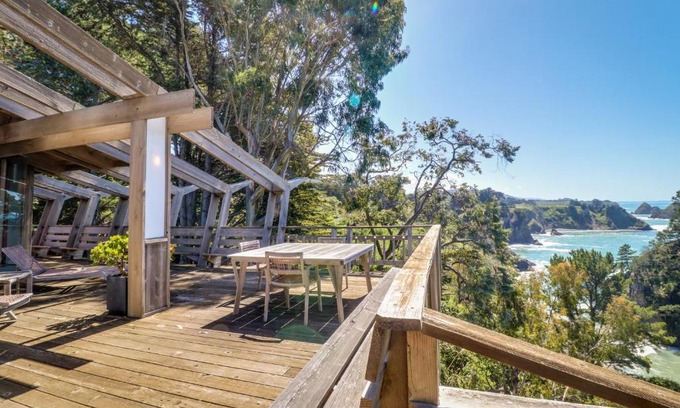 Elk House | Elk Mid-Century - Guest House