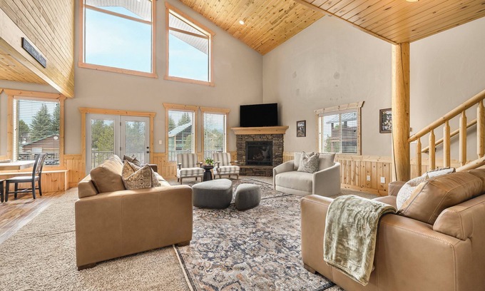 Island Park House | Elk Ridge Retreat-25m to Yellowstone+hot tub+home theater