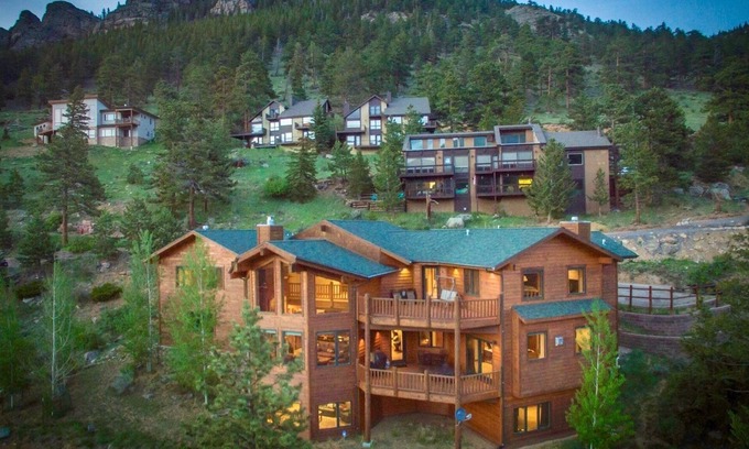 Windcliff Estates House | Elk Summit Vacation Home at Windcliff by RedAwning