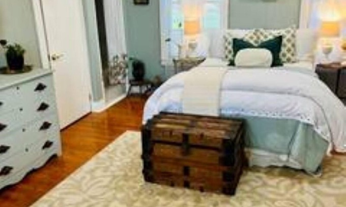 Bridgton House | Ell Suite walk to town beach