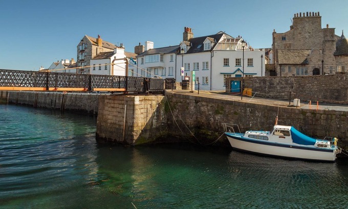 Castletown Cottage | Ellan Vannin - sleeps 5 guests in 3 bedrooms